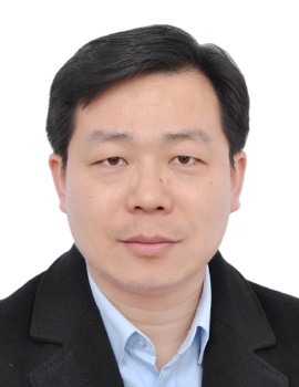 穿着西装的男人在微笑AI 生成的内容可能不正确。
