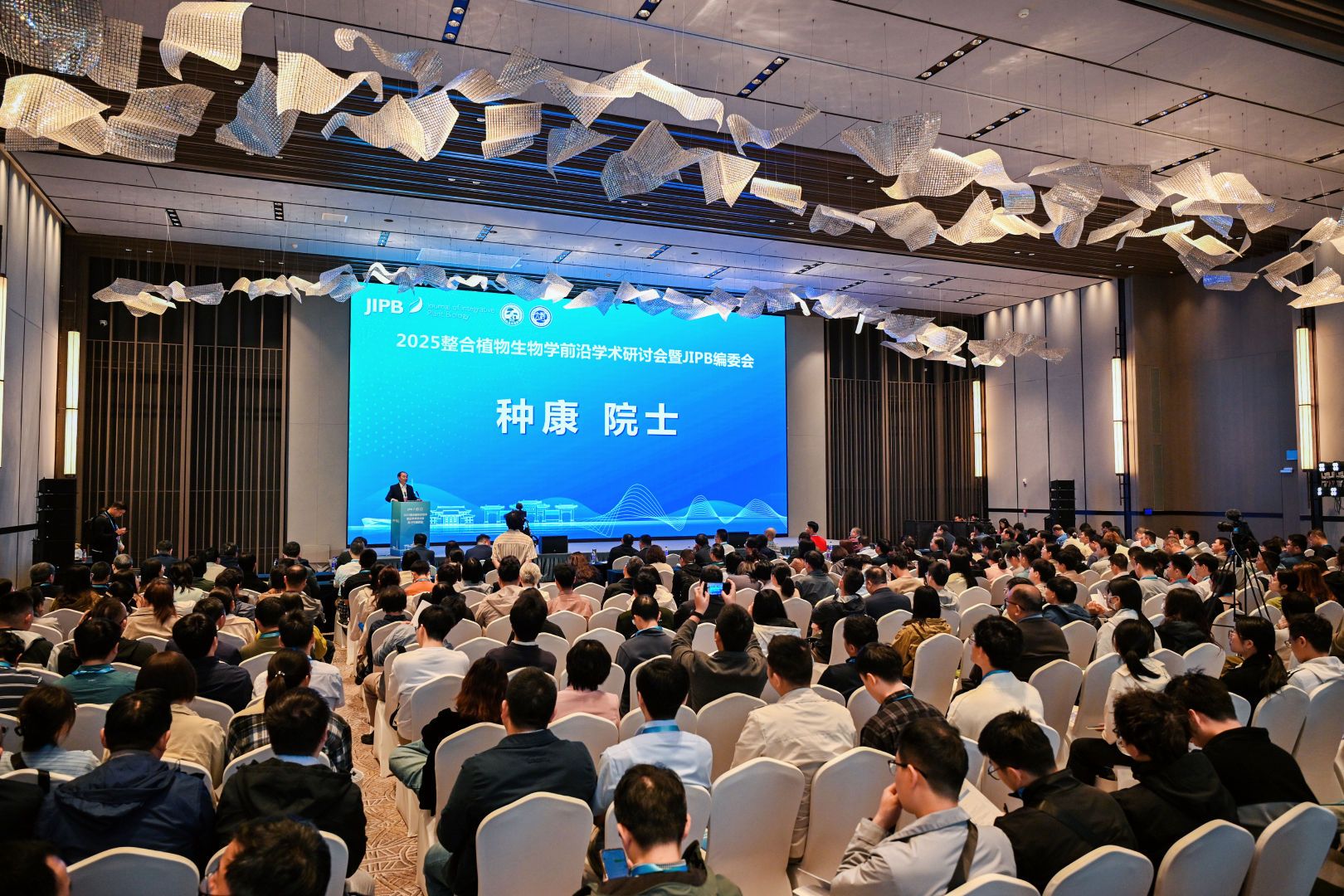 https://news.henu.edu.cn/__local/2/8E/29/BA2A68F756671856FE0A2634E18_C6809128_5DF42.jpg